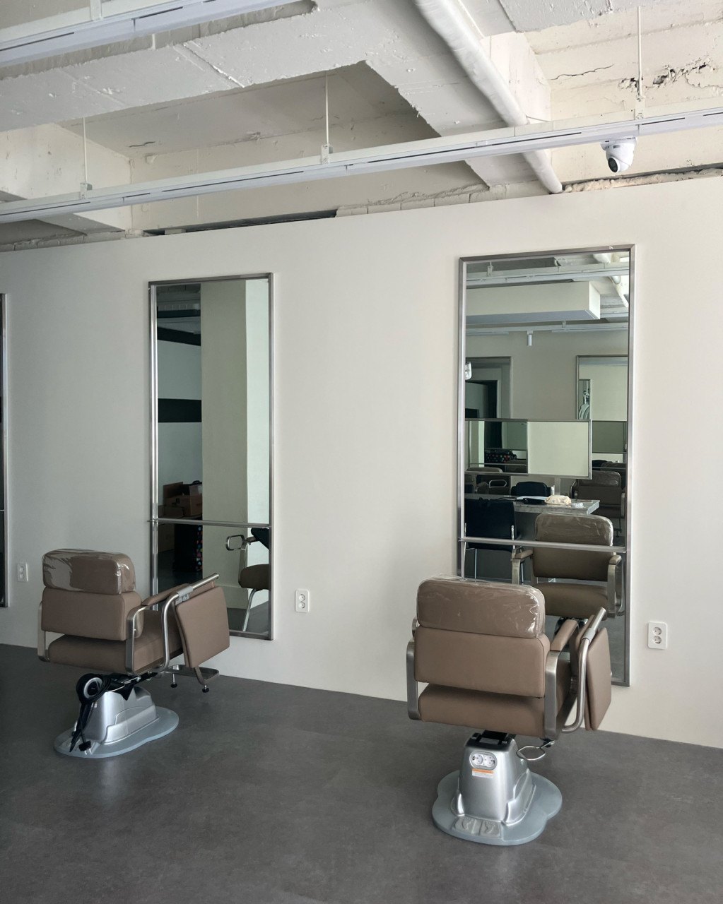 Beijin hair styling chairs and mirrors